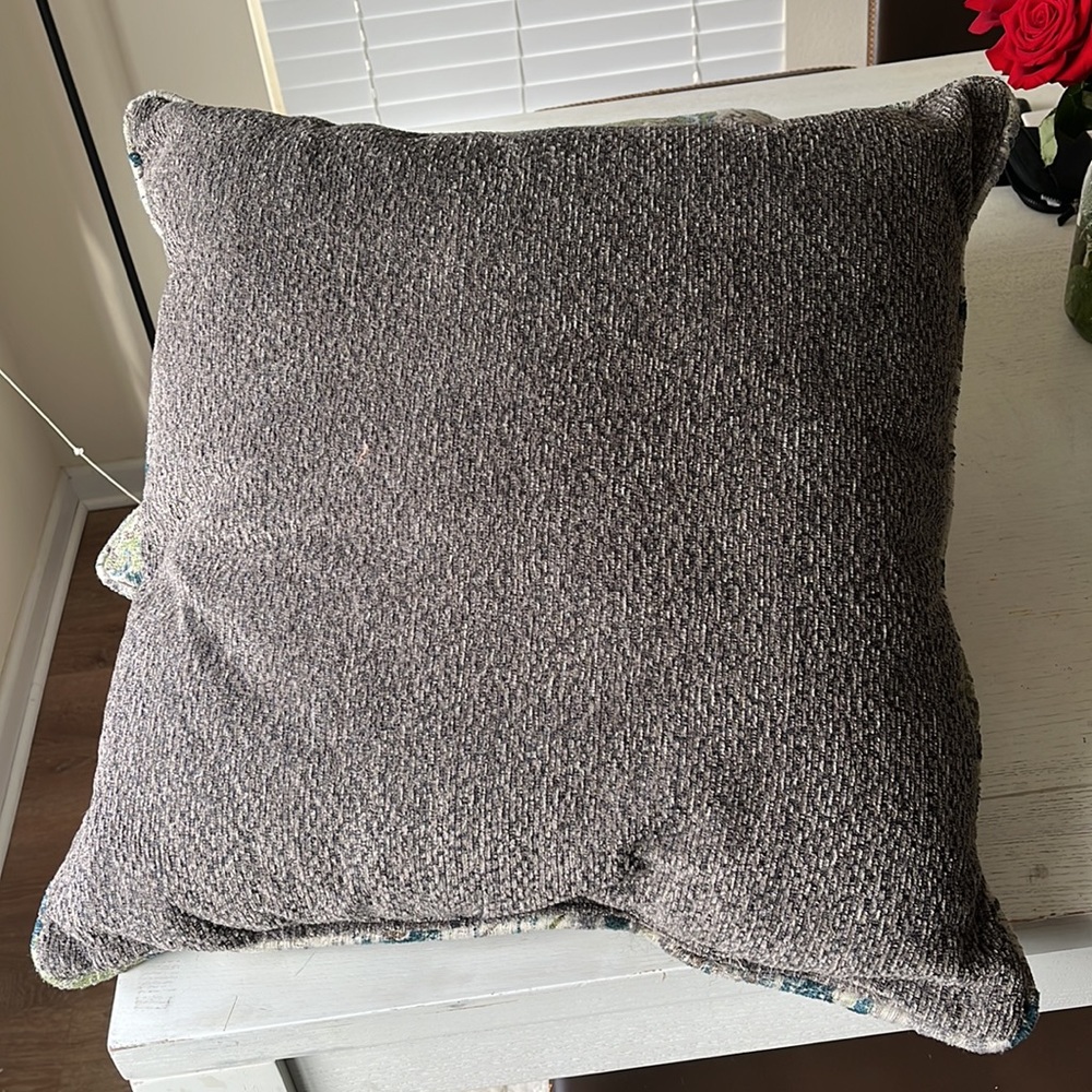 Throw pillows - Picture 3 of 3